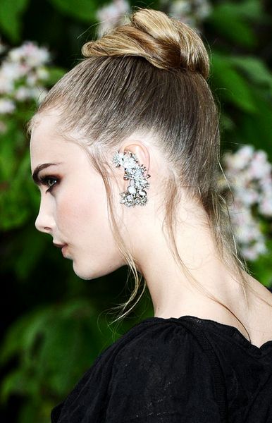 Unitron Netherlands came up with this beauty Eyeliner Glitter, Soft Grunge Hair, Dark Rock, Ballet Bun, Team Logan, Top Knot Bun, Diamond Ear Cuff, Side Profile, Inspiration Boards