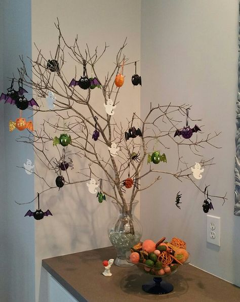 Halloween Branch Trees Ideas, Halloween Branch Decor, Halloween Twig Tree, Crafts With Air Dry Clay, Halloween Tree Branch Decor, Halloween Decorations Tree Branches, Halloween Branch Tree, Diy Halloween Branch Tree, Diy Spooky Tree Decoration