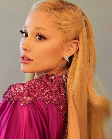 Ariana Grande Blonde Hair, Glinda Costume, Ariana Grande Hair, Colored Hair Tips, Ariana Grande Pictures, Ariana G, Bridal Hair And Makeup, Wedding Looks, Hair Dos