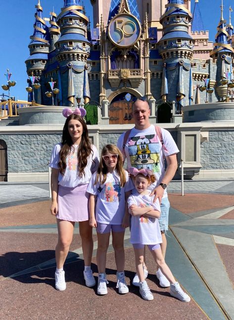 Disney Outfits Mom And Daughter, Disney Outfits Mom, Outfit Viaje, Disneyland Outfit Ideas, Outfit Ideas For Moms, Amusement Park Outfit, Mickey Theme, Theme Park Outfits, Disney 2024