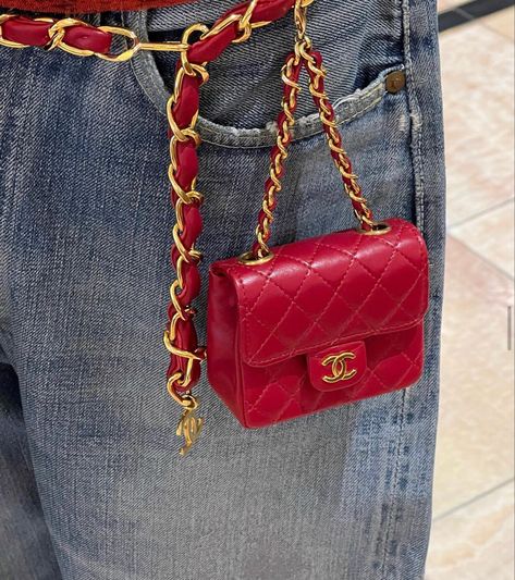 Red Bag Outfit, Chanel Bag Outfit, Chanel Mini Bag, Vintage Chanel Bag, Red Chanel, Chic Jeans, Fashion Christmas, Chanel Mini, Women's Bags By Style