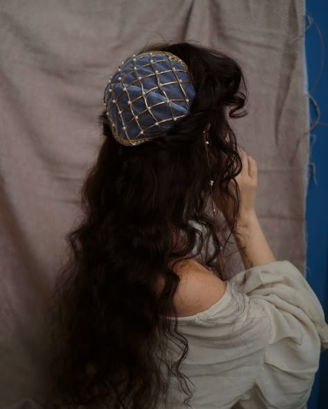 renaissance caul Medieval Revival, Modern Medieval, Medieval Hairstyles, Medieval Princess, Medieval Aesthetic, Ren Fair, Hair Net, Fantasy Clothing, Fantasy Fashion