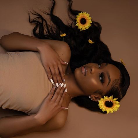 Photoshoot Black Women, Sunflower Birthday, Birthday Pictures, Birthday Photoshoot, 21st Birthday, Pretty Face, Behind The Scenes, Black Women, Sunflower