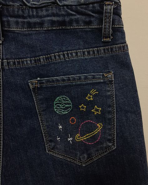 Jean Pocket Designs Embroidery, Jeans Back Pocket Design Embroidery, Embordery Jeans, Emboridary Designs Jeans, Easy Jeans Embroidery, Jeans Back Pocket Embroidery, Embroidery Jean Pocket, Jeans Embroidery Ideas Patterns, Embroidery Patterns For Jeans