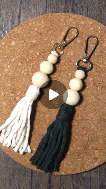 Norris Atelie on Instagram: "DIY keychain #handmade#keychain#criativo#facavcmesmo#art#diy#natural#bohostyle#macrame#crochet#crafts#ornaments" Diy Key Rings Handmade Gifts, Macrame Simple Diy, Beaded Keychain Diy, Diy Keychain Ideas, Macrame Keychain Diy, Wooden Bead Keychain, Macrame Crochet, Keychain Ideas, Handmade Keychain