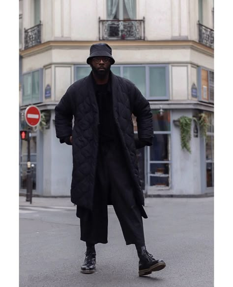 Paris Ootd, Autumn Layering, Black Essentials, Rick Owens Menswear, Japan Outfits, Doc Martens Style, Dapper Mens Fashion, Trench Coat Style, Smart Outfit