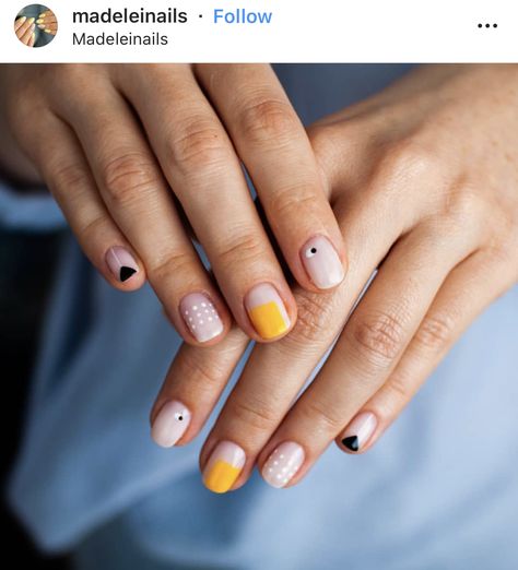 Blank Space Nails, Classy Fall Nail Art, Yellow Design Nails, Minimal Nail Art, Nails Minimal, Minimal Nail, Short Nail Manicure, Dot Nails, Minimal Nails Art