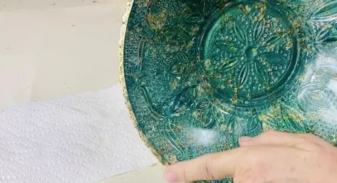 Learn the technique of reverse decoupage using glassware, decorative napkins, and gold leaf sheets with this simple step-by-step tutorial. Reverse Decoupage, Decoupage On Glass, Gold Leaf Decor, Decoupage Tutorial, Bowl Turning, Decoupage Tray, Decoupage Glass, Decoupage Diy, Decorative Napkins