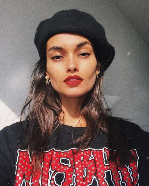 How To Wear A Beret, Beret Outfit, Gizele Oliveira, French Beret, Style Rock, Estilo Preppy, Street Style Inspiration, Parisian Chic, Berets