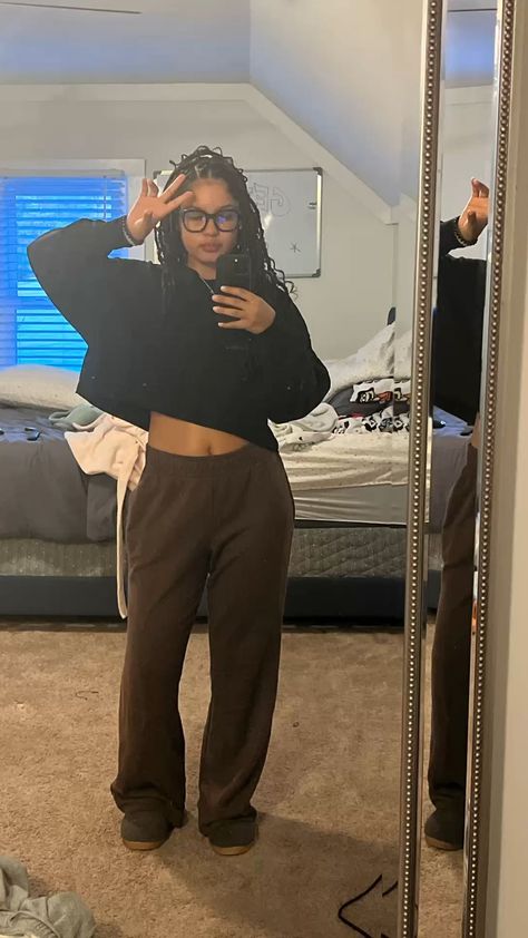 Deshae Frost And Brooklyn, Flare Sweatpants Outfit Black Women, Flared Sweats Outfit, Black Flare Sweatpants Outfit, Fits Aesthetic School, Flare Sweats Outfit, Winter Class Outfits College, Flare Leggings Outfit Black Women, Cuffed Sweatpants Outfit