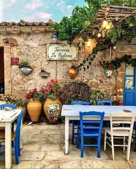 Italian Cafe Interior, Italian Restaurant Interior, Italian Patio, Italian Restaurant Decor, Italy Restaurant, Italian Bar, Outdoor Restaurant Design, Italian Cafe, Casa Vintage