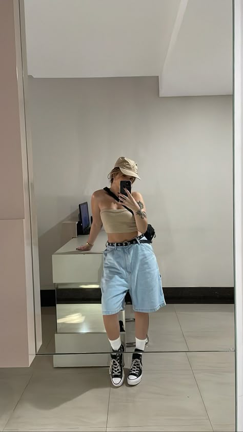 bermuda boné class Bermuda Pants Outfits, Outfits Con Bermudas, Outfit Bermuda, Look Bermuda, Tokyo Outfits, Outfit Shorts, Streetwear Fits, Tomboy Style Outfits, Tomboy Fashion