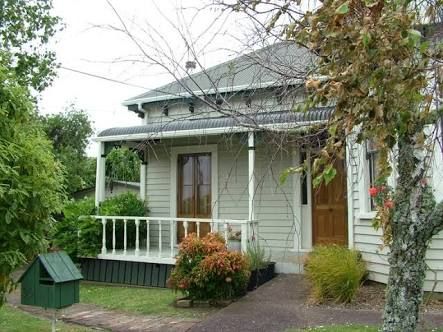 Exterior Color Schemes Green, Coastal Farmhouse Exterior, 1950 House, Weatherboard Exterior, Green House Exterior, Coastal Exterior, Villa Exterior, Weatherboard House, House Colours