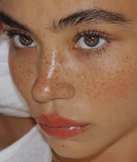 Henna Freckles, Christina Nadin, Fake Freckles, Freckles Makeup, Pimples Under The Skin, Clean Girl Makeup, Faux Freckles, Freckle Face, Skin Goals