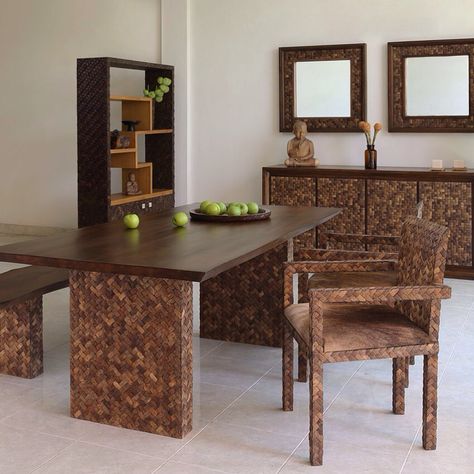 A stunning coconut shell & teak wood dining room set - Natura by Dsign. Coconut shell furniture - a top trend of eco luxury. Coconut Wood Furniture, Coconut Furniture, Coco Crafts, Coconut Farm, Shell Furniture, Osb Furniture, Eclectic Restaurant, Wood Dining Room Set, Indian Interior Design