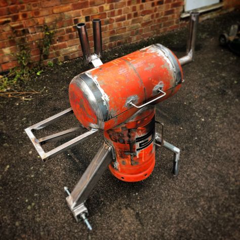 Gas bottle BBQ Gas Bottle Bbq, Charcoal Smoker, Welded Furniture, Diy Bbq, Diy Home Bar, Construction Diy, Bottle Diy, Fire Pits, Fire Hydrant