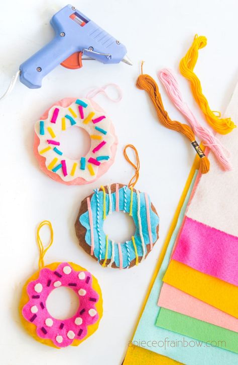 Christmas Ornaments Crafts, Donut Christmas, Felt Donut, Donut Craft, Diy Decoration Ideas, Sew Felt, Wonka Party, Sew Curtains, Donut Ornament