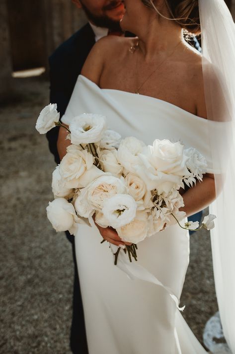 Elegant and Minimalist All-White Wedding Flower Bouquet with white Austin Roses and Peonies | Check out our guide on how to choose the perfect sustainable wedding bouquet for green weddings and elopements | Benni Carol Elopement Planning & Photography All White Peony Bouquet, Minimalist Wedding Bouquet, Minimal Bridal Bouquet White, Petite White And Green Bouquet, White And Green Bridal Bouquet Peonies, Wedding Bouquets Peonies, Long Stem White Peony Bouquet, Boho Chic Wedding Flowers, Peony Rose Bouquet