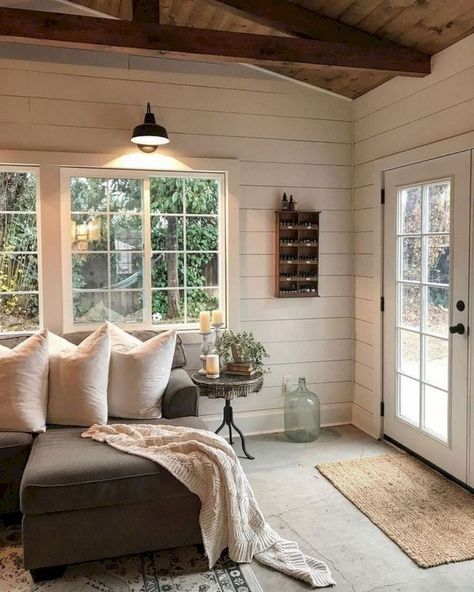 Modern Farmhouse Sunroom, Country Farmhouse Living Room, Farmhouse Sunroom, Sunroom Makeover, Sunroom Decor, Simple Farmhouse, Sunroom Decorating, Sunroom Designs, Country House Design