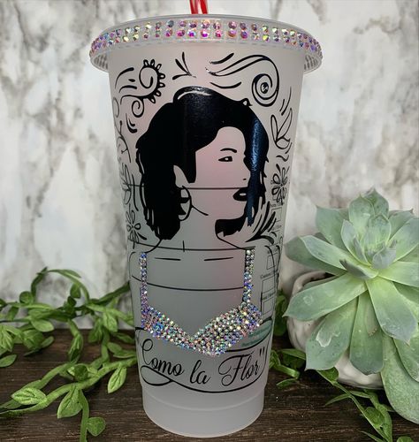 Selena Quintanilla Tumbler Cup, Vaso Starbucks, Sagittarius Wallpaper, Selena Quintanilla Birthday, Starbucks Cup Design, Cups Ideas, Cricket Crafts, Selena Pictures, Disney Starbucks