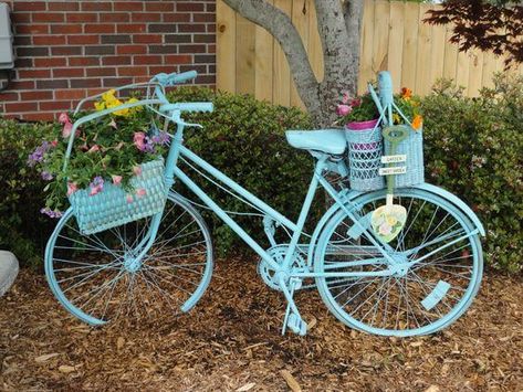 45 Adorable Yard Landscapes Inspired By Using Old Bicycles Bicycle Planter Ideas, Beautiful Flower Names, Garden Bicycle, Chicken Coop Designs Diy, Bicycle Planter, Bike Planter, Garden Corner, Planter Garden, Old Bicycle