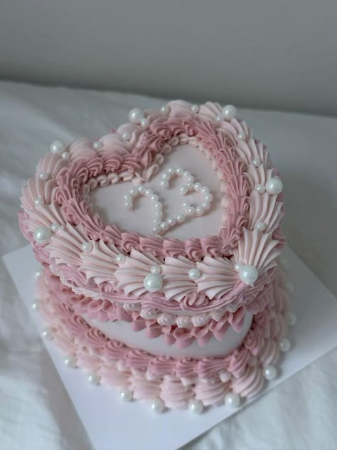 Pink Bday Cake, Pink Bday, 23 Birthday Cake, Heart Cake Design, Vintage Heart Cake, Vintage Birthday Cakes, Pearl Cake, Pinterest Cake, Beach Cakes