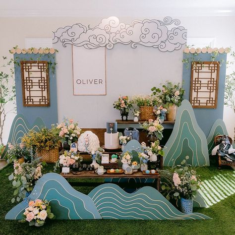 Oliver’s big day was a sky-high celebration!
.⁠
Credit where credit is due:⁠
Design/ planning: @skymeadowplace⁠
Photographer: @dhcinephoto⁠
Foamboard fabrication/ name sign @preferred_projects⁠
Main cake: @candyapple_cakes⁠
Floral Rice cake: @dalcomcake_usa⁠
Flowers: @8thstreetflorist⁠
Cookies: @sweetsbykeeks⁠
.
#koreanfirstbirthday#kidspartyidea #cakeart #moderntraditional #partydecor Korean First Birthday, Traditional Korean, Floral Cake, Modern Traditional, Sky High, Design Planning, Wedding Coordinator, Party Planner, Cake Art