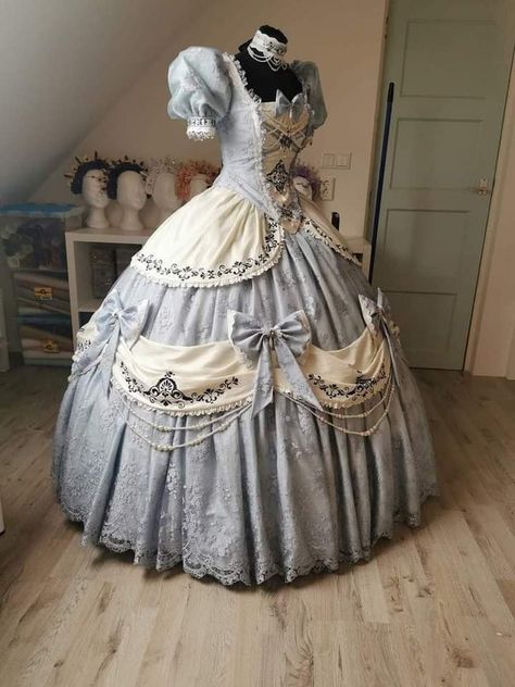 1800 Ball Gowns, Victorian Ballgown, Victorian Dress Gown, Cute Vintage Outfits, Victorian Dresses, Antique Dresses, Victorian Era Fashion, Gowns Dresses Elegant, Elegant Dresses Classy