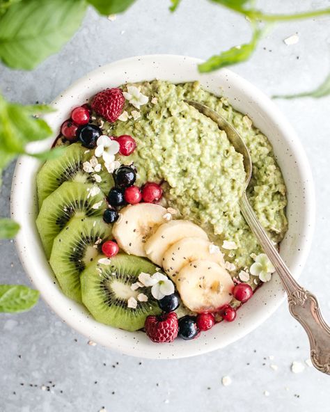 Matcha Oatmeal, Oatmeal Vegan, Banana Chia Pudding, Healthier Alternatives, Oatmeal Bowls, Blueberry Oatmeal, Healthy Strawberry, Makanan Diet, Oatmeal Recipes