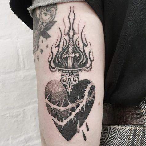 Sacred Heart Tattoo Blackwork, Sacred Heart Blackwork, Sacred Heart Design, Abstract Tattoo Ideas, Sacred Heart Art, Abstract Tattoos, Sacred Heart Tattoos, All Black Tattoos, Flash Ideas