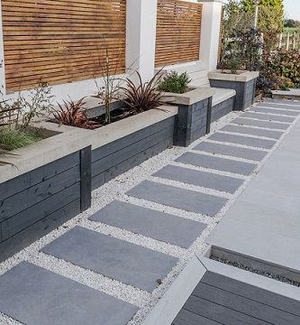 Front Garden Path, Pavers Walkway, Stone Backyard, Garden Slabs, Stone Garden Paths, Back Garden Design, Garden Paving, Garden Stepping Stones, Garden Steps