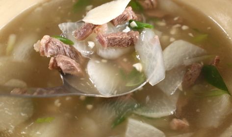 Beef and Radish Soup (Soegogi-muguk) recipe - Maangchi.com Kalbi Beef, Korean Beef Stew, Radish Soup, Korean Radish, Maangchi Recipes, Turnip Soup, Korean Soup, Simple Soup, Daikon Radish