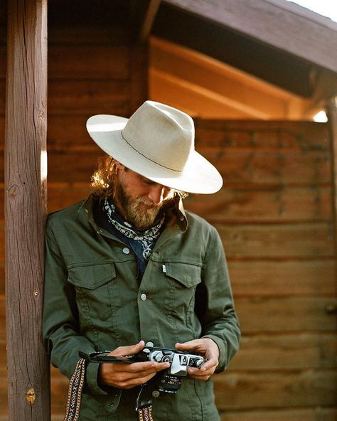 “@adamarunski kickin it in the small town of Strawberry Arizona // @stetsonusa #itsastetson” Strawberry Arizona, Ben Christensen, Fedora Outfit, Kickin It, Modern Cowboy, Mens Hats Fashion, Mens Fashion Rugged, Rugged Style, Cowboy Style