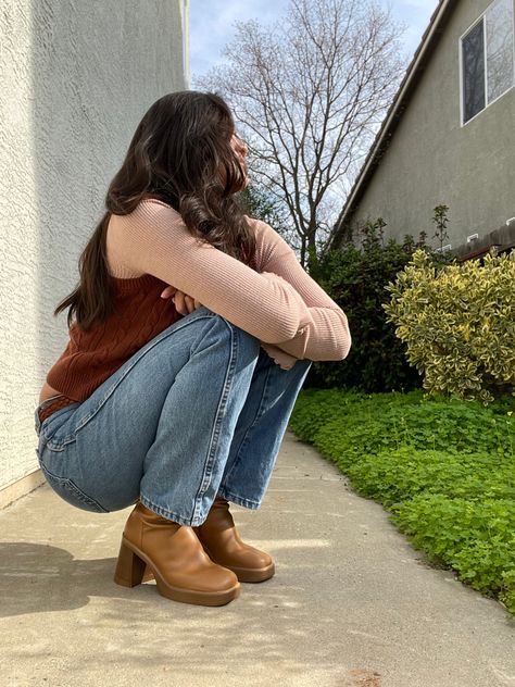 Brown Platform Boots Outfit 70s, Steve Madden Clogs Outfit, Tan Heeled Boots Outfit, Brown Fall Boots Outfits, Heeled Brown Boots Outfit, Tan Steve Madden Boots Outfit, Steve Madden Fantsie Boots Outfit, Steve Madden Brown Boots, Light Brown Ankle Boots Outfit