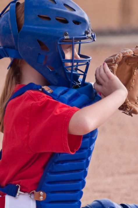 8U softball catchers are an integral part of the team! Responsible for receiving pitches. And making accurate throws to bases, and blocking balls in the dirt. Catcher drills are essential for developing these skills and improving performance. The right drills can help 8U catchers build confidence, improve their technique. This will help them become more comfortable behind the plate. Catchers Drills, Catcher Drills, Softball Catcher Drills, Travel Softball, Softball Bats Fastpitch, Softball Stuff, Softball Catcher, Softball Bats, Drills