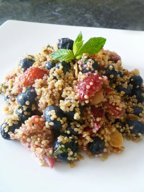 The perfect make-ahead recipe! Berry Nutty Quinoa Salad is made with strawberries, blueberries, and toasted almonds. And it's ready in only 25 minutes. Quinoa Salad Recipes Cold, Strawberry Quinoa, Cold Quinoa Salad, Perfect Quinoa, Nutritional Recipes, Boiled Vegetables, Paleo Salads, Strawberry Spinach, Spinach Strawberry Salad