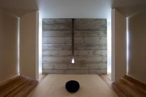 33 Minimalist Meditation Room Design Ideas | DigsDigs Modern Meditation Space, Minimalist Meditation Space, Meditation Business, Small Meditation Room, Mediation Space, Decorative Stone Wall, Yoga Spaces, Meditation Room Design, Zen Office