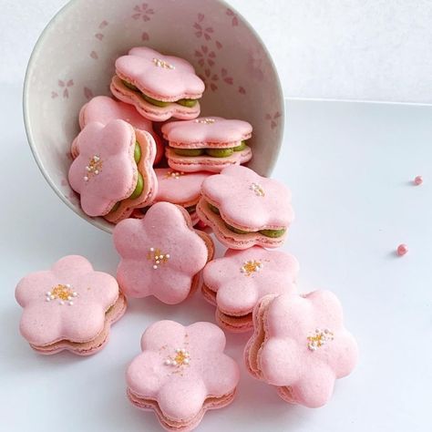 Japanese Macarons, Sakura Dessert, Asian Baking, Wind Club, Sakura Wedding, Cherry Blossom Cake, Ice Cream Menu, Cakes Pastries, Kawaii Dessert