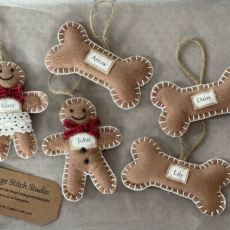 Vintagestitchstudio - Etsy UK Crochet Gingerbread Man Garland, Diy Felt Gingerbread Man, Diy Gingerbread Ornaments, Felted Gingerbread Man, Gingerbread Men Garland, Fabric Gingerbread Men, Gingerbread Man Garland, Felt Gingerbread Man, Bone Decorations