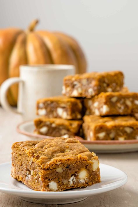 Pumpkin blondies are the ultimate fall comfort dessert. Nutty browned butter and aromatic pumpkin spice lend this easy pumpkin dessert recipe a surprising sophistication. Pumpkin Recipes Bars, White Chocolate Fall Desserts, Brown Butter Pumpkin Blondies, Pumpkin Chai Blondies, Pumpkin Butter Dessert Recipes, Pumpkin Maple Blondies, Thanksgiving Brownies Decorations, Fall Brownies Decorations, Pumpkin Blondes