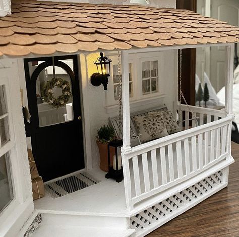 Front porch - Carleas @farmhouse_finishes Dollhouse Farmhouse Style, Magnolia Dollhouse, Dollhouse Front Porch, Miniature Porch, Farmhouse Finishes, Dollhouse Porch, Farmhouse Dollhouse, Dollhouse Makeover, Porch Farmhouse