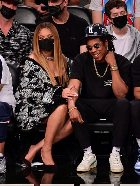 If you follow Beyoncé and JAY-Z’s love story, you know that the married music icons are avid watchers of NBA games, and they love to do it courtside. Nba Courtside, Black Celebrity Couples, Beyonce Outfits, Beyonce Knowles Carter, Wedding Dress Organza, Beyonce Style, Rapper Art, Beyoncé Giselle Knowles-carter, Beyonce And Jay Z