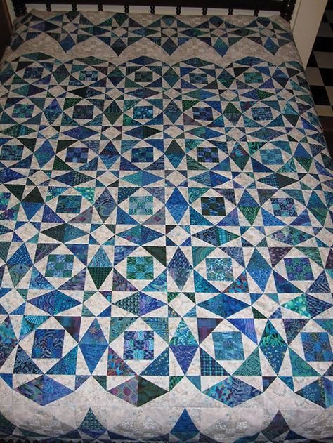 Storm at Sea Quilt by quiltsandcostumes The Storm at Sea quilt pattern makes for an exciting quilt—full of movement—all due to the juxtaposition of square and rectangular blocks. Full Post: Storm at Storm At Sea Quilt Ideas, Storm At Sea Quilt Pattern, Blue Quilt Patterns, Coastal Quilts, Storm At Sea Quilt, Snail Trail, Quilt Pattern Free, Sea Ideas, Blue And White Quilts