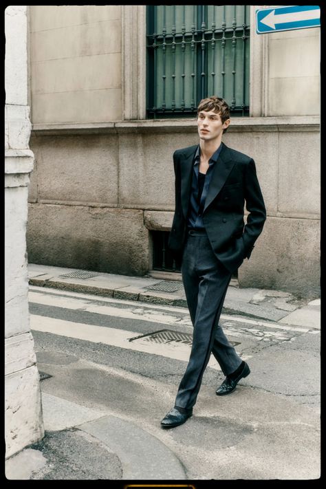 Brioni Fall 2024 Menswear Fashion Show | Vogue Brioni Menswear, Brioni Suits, Tuxedo Coat, 2024 Menswear, Brioni Men, Relaxed Trousers, Menswear Fashion Show, Evening Jackets, Fall Winter 2024