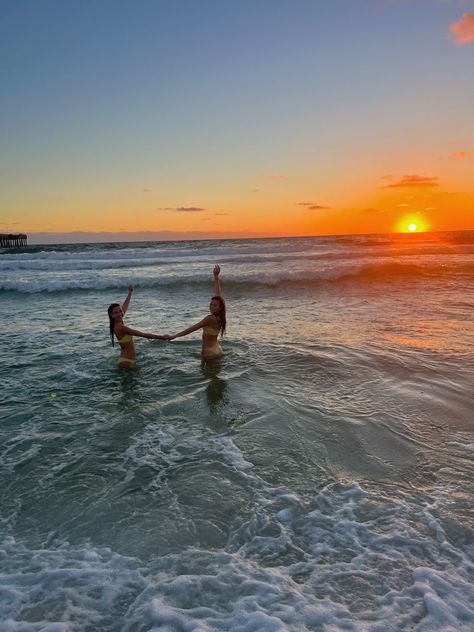 Sunrise Swim Aesthetic, Beach Sunset Friends, Pcb Aesthetic, Swimming Beach Aesthetic, Swimming At Beach, Beach Friends Aesthetic, Sunset Beach Pics, Beach Sunset Pictures, Summer Aesthetic Sunset