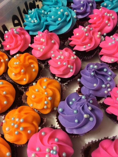 Pastel Cupcakes, Colorful Cupcakes, Rainbow Cupcakes, Editing Photo, Food Board, Delicious Treats, Cute Desserts, Party Treats, Sweet Desserts