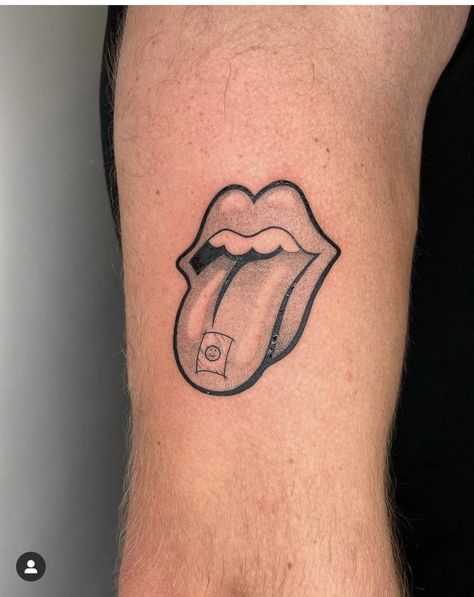 Comedy Tattoo Ideas, Rock And Roll Hand Tattoo, Tattoo Rock N Roll, Stone Roses Tattoo, Record Tattoo, Lips Tattoo, Rocknroll Tattoo Ideas, Rolling Stones Tattoo Ideas, Rocky Horror Lips Tattoo