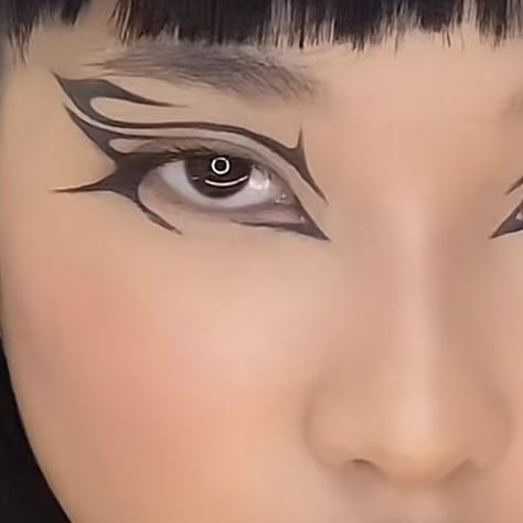 Asymmetrical Eyeliner, Cyberpunk Eyeliner, Cybersigilism Eyeliner, Simple Graphic Eyeliner, Artsy Eyeliner, Cool Eyeliner, Eyeliner Inspo, Dramatic Eyeliner, Goth Eye Makeup