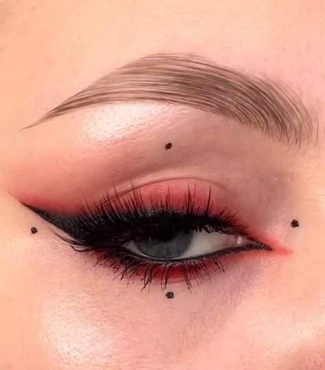 Makeup Ideas Winged Eyeliner, Red Eyeshadow With Eyeliner, Trendy Makeup Looks 2020, Red Eyeshadow Halloween Makeup, Red Eyeshadow Halloween, Smoky Black And Red Eye Makeup, Red And Black Eye Shadow Looks, Simple Black And Red Makeup Looks, Red Vampy Makeup