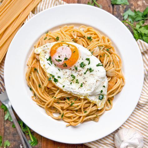 Garlic Spaghetti with Fried Eggs | Possibly the BEST Comfort Dish Ever Egg And Pasta Recipes, Spaghetti With Egg, Food Spain, Garlic Spaghetti, Seafood Stew, Huevos Fritos, Comfort Dishes, Fried Eggs, Spaghetti Pasta